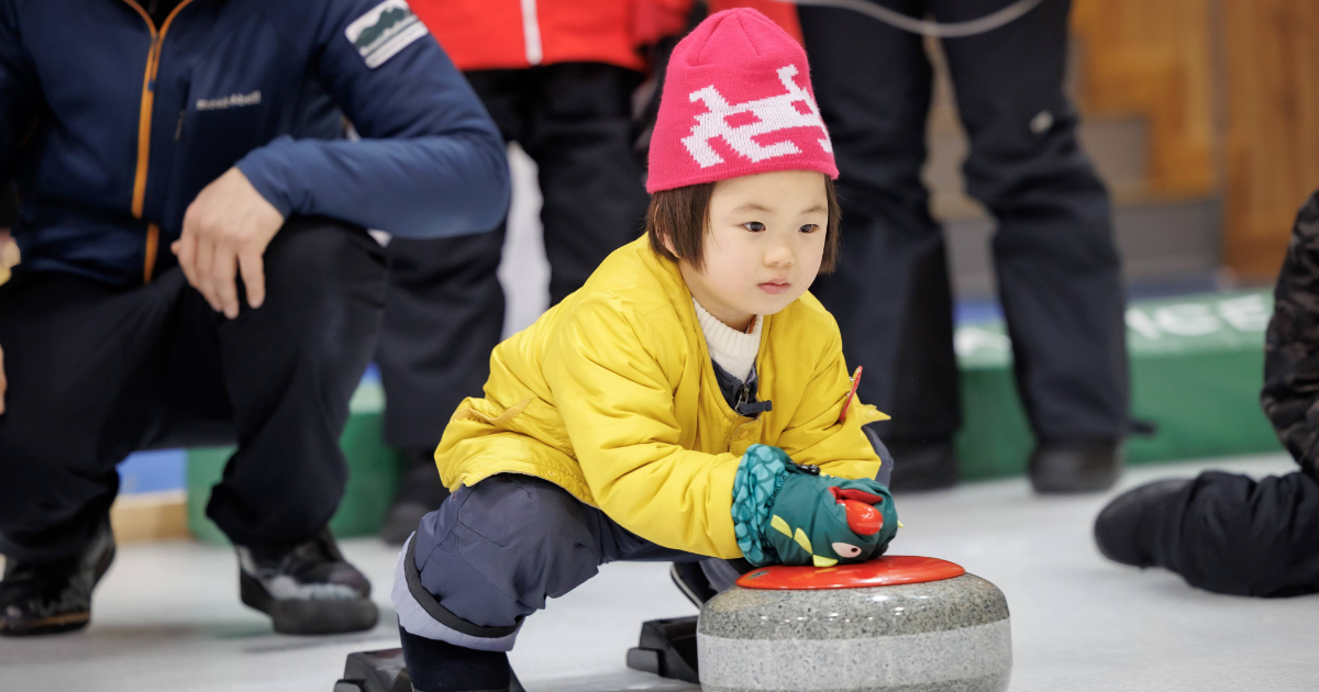 軽井沢国際カーリング選手権大会にて、子どもとその家族との交流イベントを開催しました